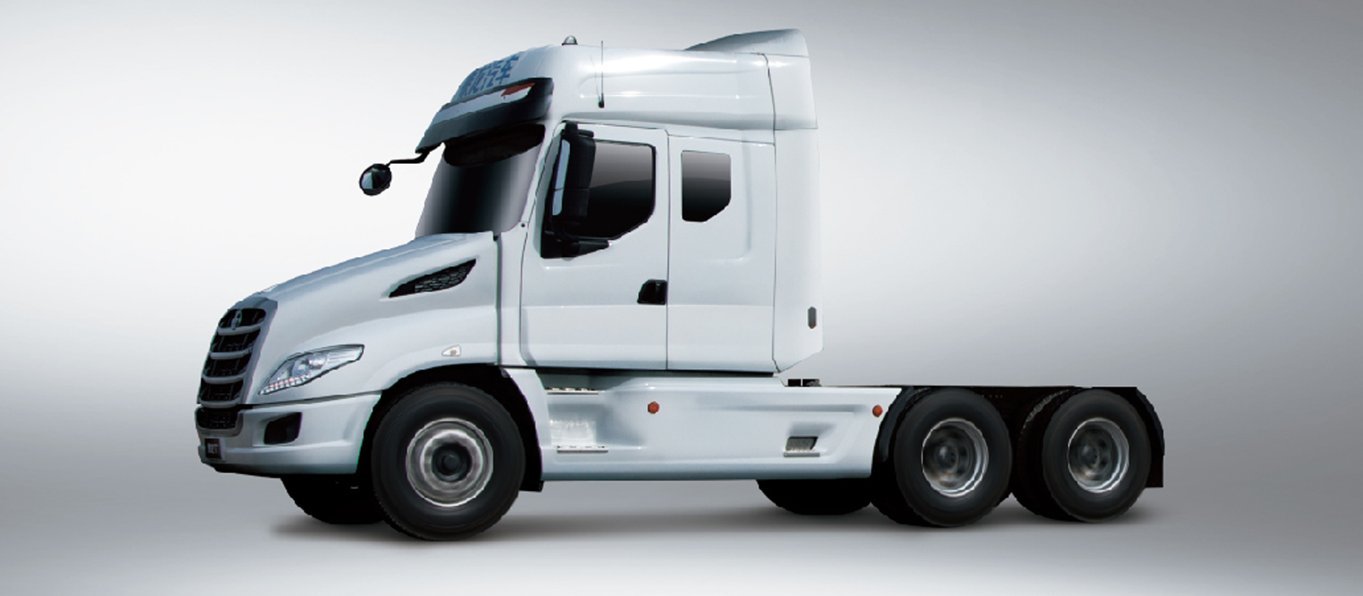 T7牽引車 美式長頭造型：長頭造型設(shè)計，對駕駛員形成天然保護，同時降低駕駛室重心與側(cè)翻風(fēng)險